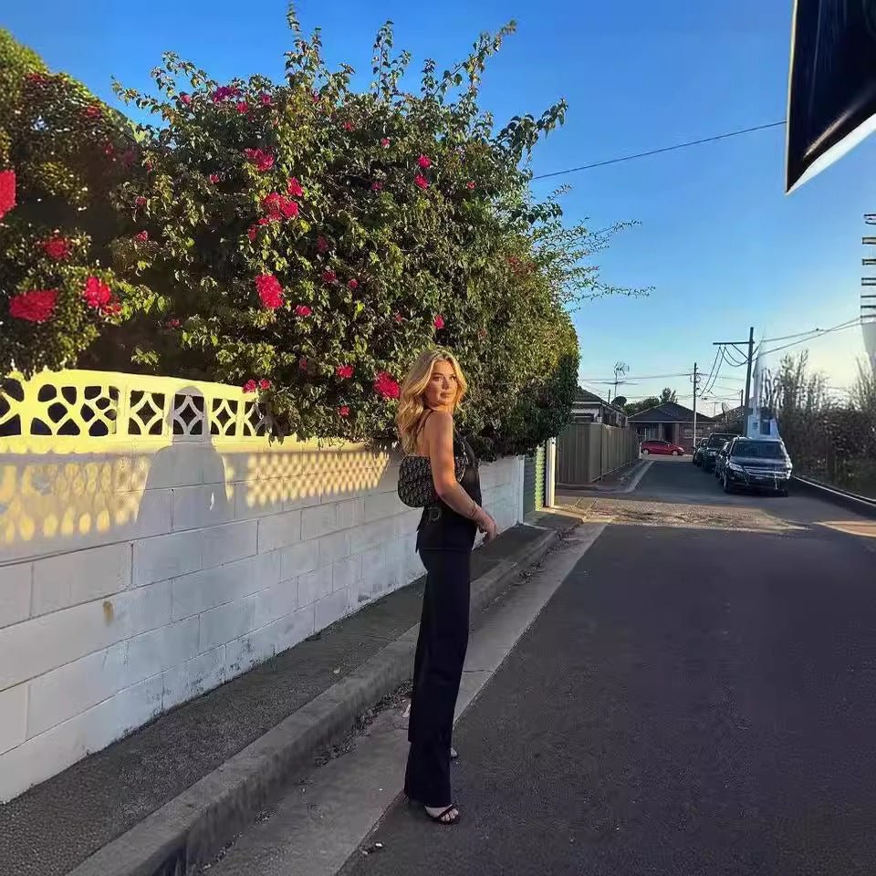 Woman wearing the black version of Flair Set with chain strap bag