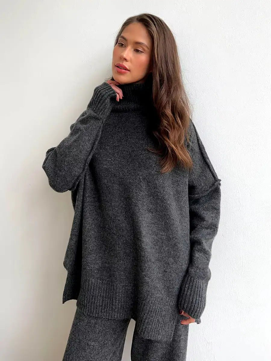 Model in charcoal Luna Set – relaxed and cosy fit