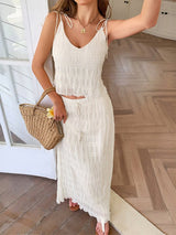 Model holding a woven bag with Nara Set in white – effortless vacation style