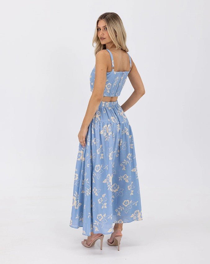 Model turning in the Ralene Set, showing movement and shape.