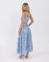 Model turning in the Ralene Set, showing movement and shape.