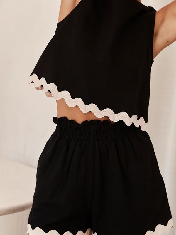 Close-up of the white scalloped trim on the Allessa Black Set.